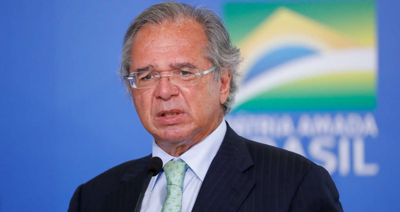 Bolsonaro diz à CNN que Paulo Guedes fica no governo